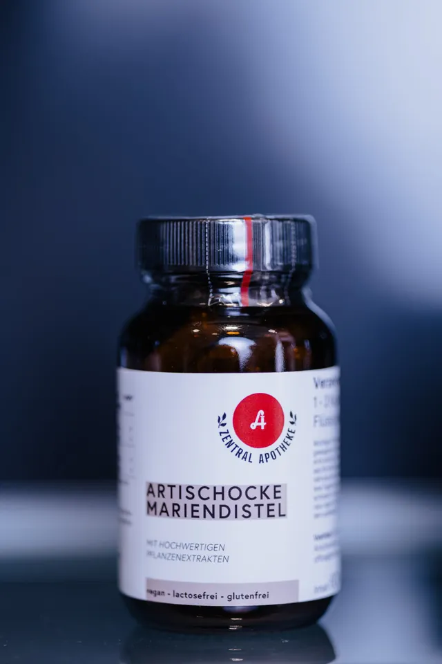 Dose „Artischocke Mariendistel“ der Eigenmarke der Zentral-Apotheke mit rotem Apotheken-A