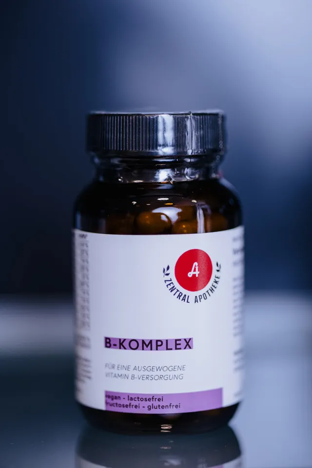 Dose „B-Komplex“ der Eigenmarke der Zentral-Apotheke mit rotem Apotheken-A