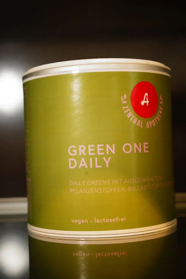 Dose „Green One Daily“ der Eigenmarke der Zentral-Apotheke mit rotem Apotheken-A