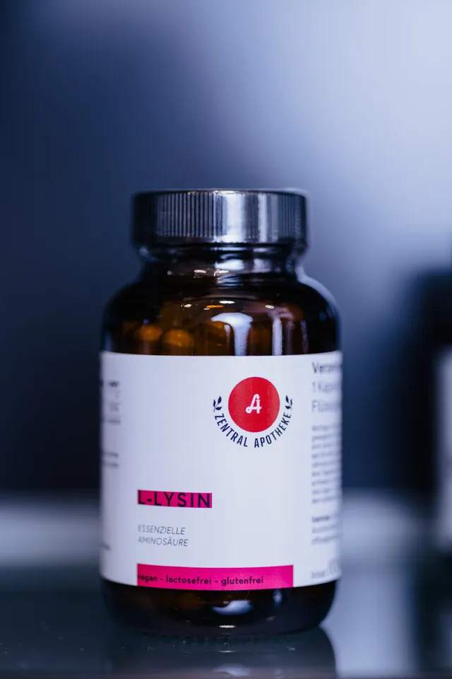 Dose „L-Lysin“ der Eigenmarke der Zentral-Apotheke mit rotem Apotheken-A