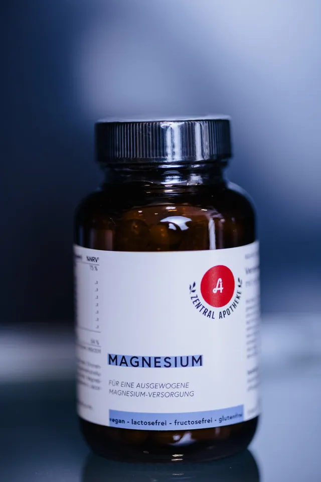 Dose „Magnesium“ der Eigenmarke der Zentral-Apotheke mit rotem Apotheken-A