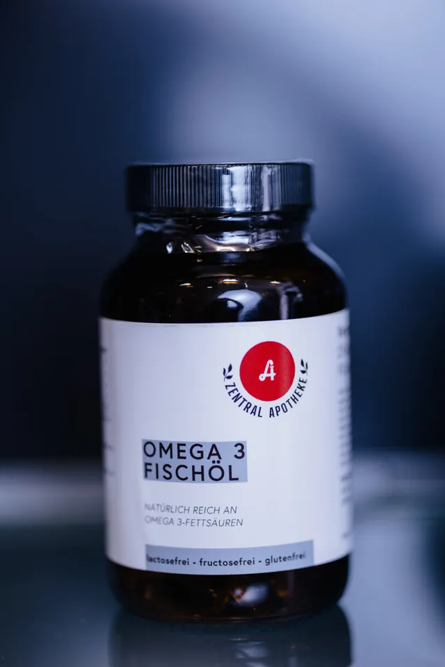 Dose „Omega 3 Fischöl“ der Eigenmarke der Zentral-Apotheke mit rotem Apotheken-A