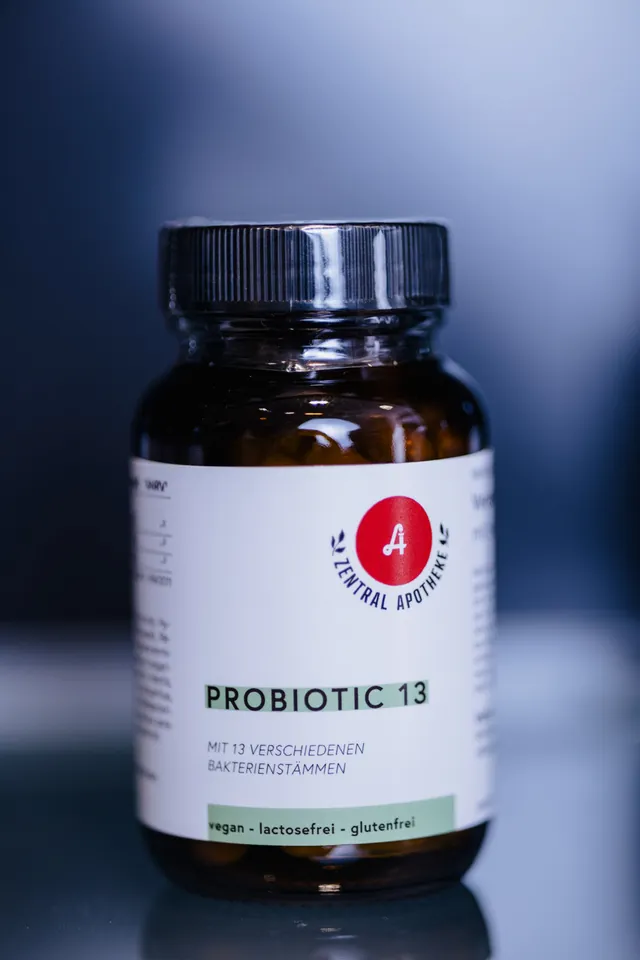 Dose „Probiotic 13“ der Eigenmarke der Zentral-Apotheke mit rotem Apotheken-A