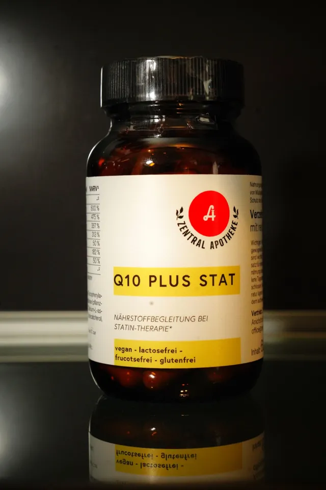 Dose „Q10plus Stat“ der Eigenmarke der Zentral-Apotheke mit rotem Apotheken-A